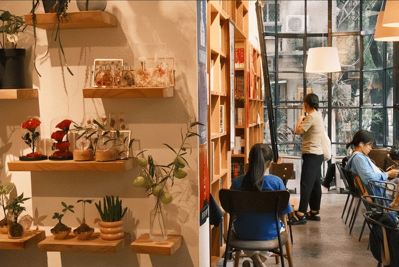 佛山70后老板打造300平书店弧形落地窗美翻了