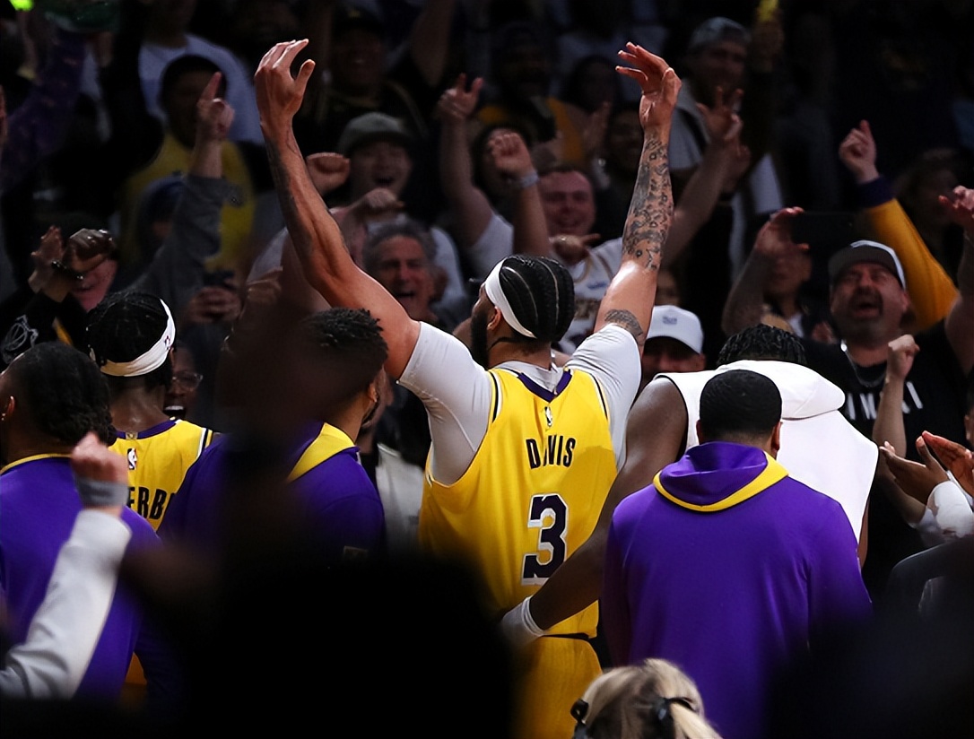 拉塞尔庆祝动作詹姆斯,拉塞尔和詹姆斯庆祝动作超燃卡点