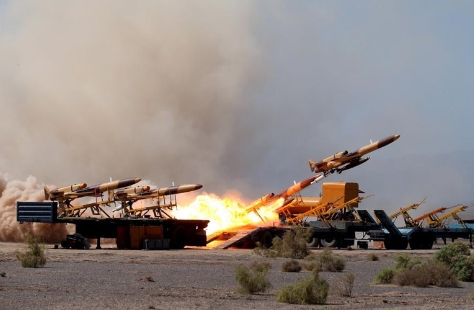 伊朗举行无人机实战演习,伊朗无人机演习打航母