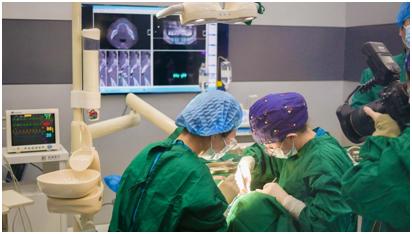 津荟口腔常小燕出席新湖财富“纵览经济形势评鉴海外资配置”讲座