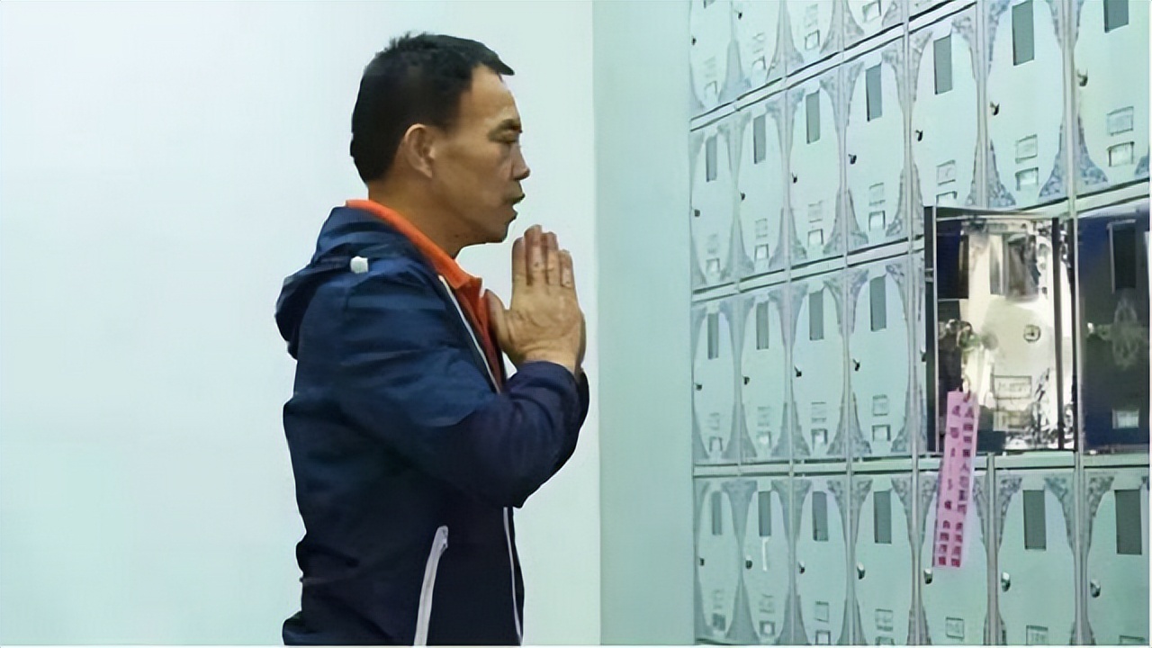 台湾“灵魂摆渡人”，放弃高薪工作，20年间自费送200位老兵回家