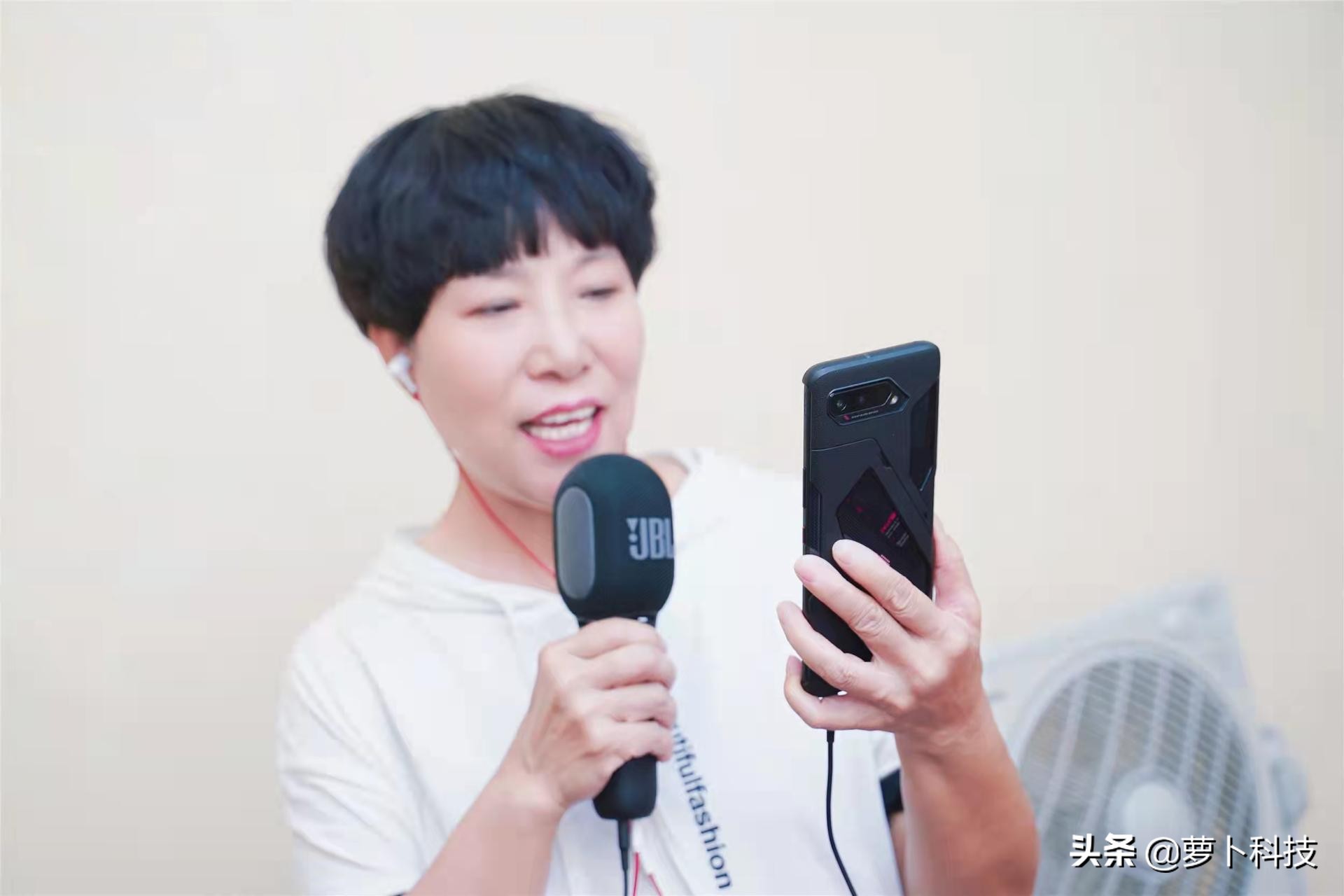 jblkmc300音箱一体麦克风评测,jbl户外k歌音箱双话筒评测