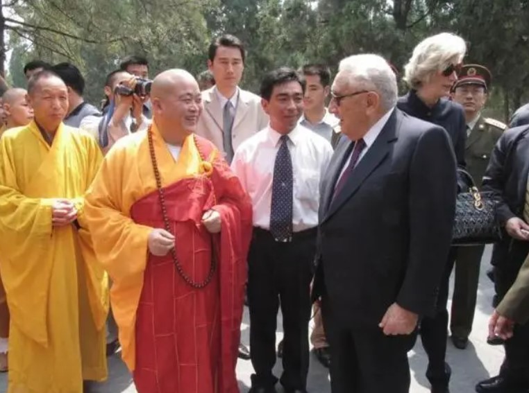 少林寺释永信一年收入多少钱,现在释永信方丈为什么不披袈裟