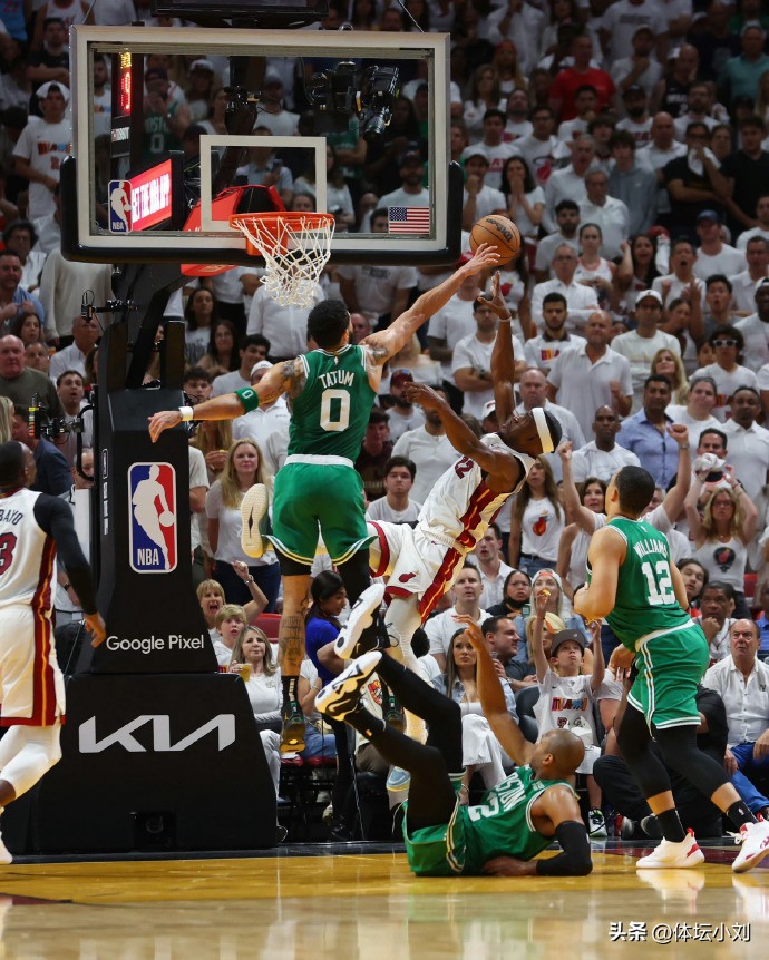 赛后更衣室全队很高兴地庆祝,回归主场全场欢呼