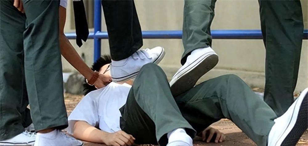 暖心男同学保护女同学,勇敢的男生