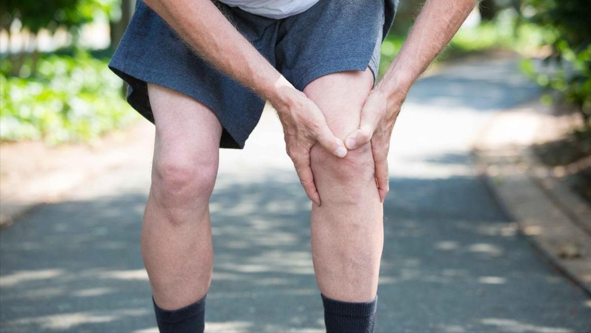 20岁每天压腿拉筋有啥好处,年纪大了老是会拉筋是怎么回事