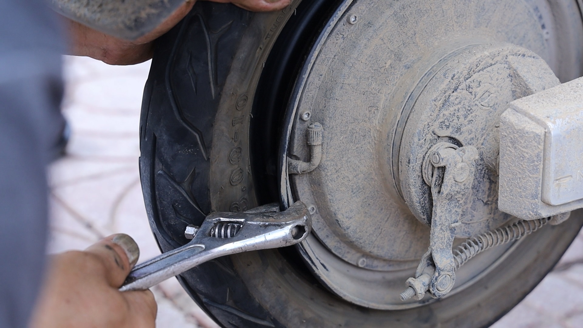 电动自行车轮胎查不到漏气的地方,电动自行车轮胎怎么老是漏气