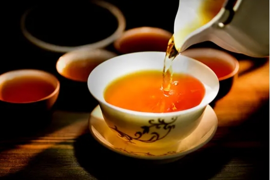 喝什么茶比较好红茶绿茶白茶,夏季喝什么茶绿茶红茶好