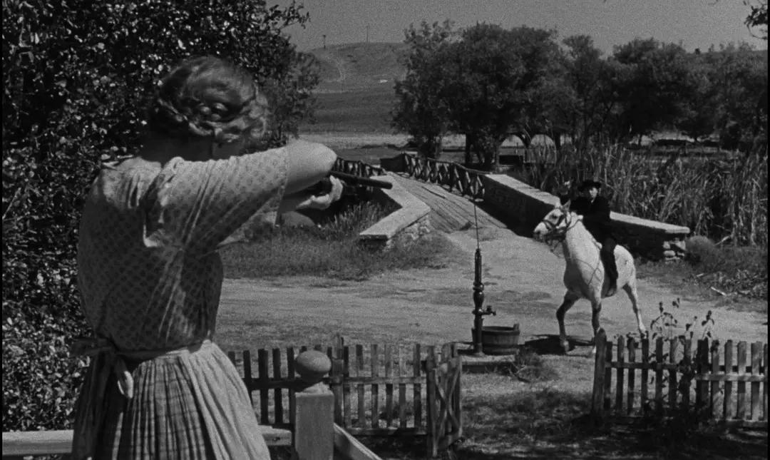 本将赃款藏在布娃娃里，黑心牧师为了钱杀害薇拉，并追杀兄妹俩