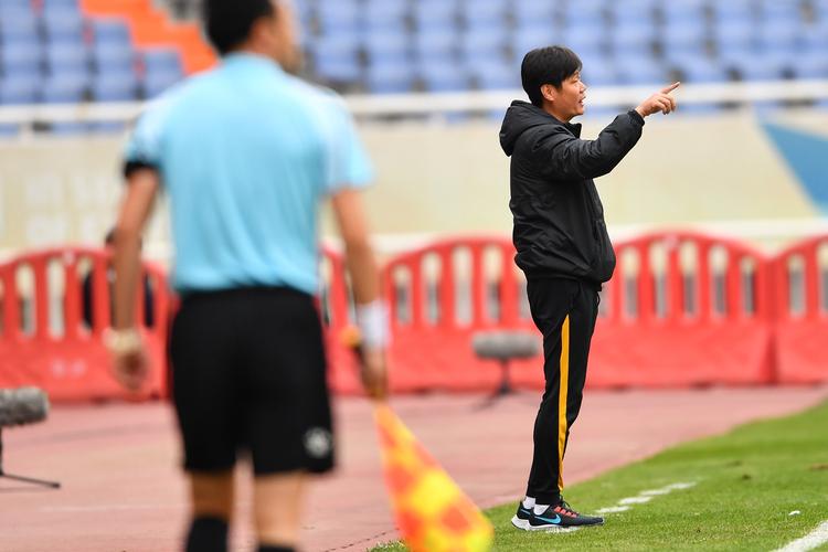 青岛足球教练李霄鹏,李霄鹏鲁能换帅视频