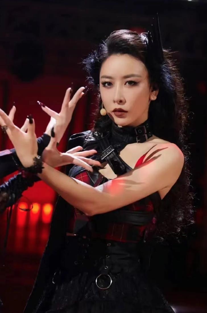 女星毛俊杰,从演员到资本大佬女明星