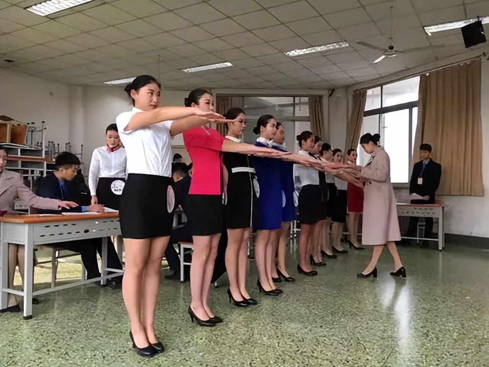 大三女生考公务员好还是考研好,女生选择公务员还是辅导员