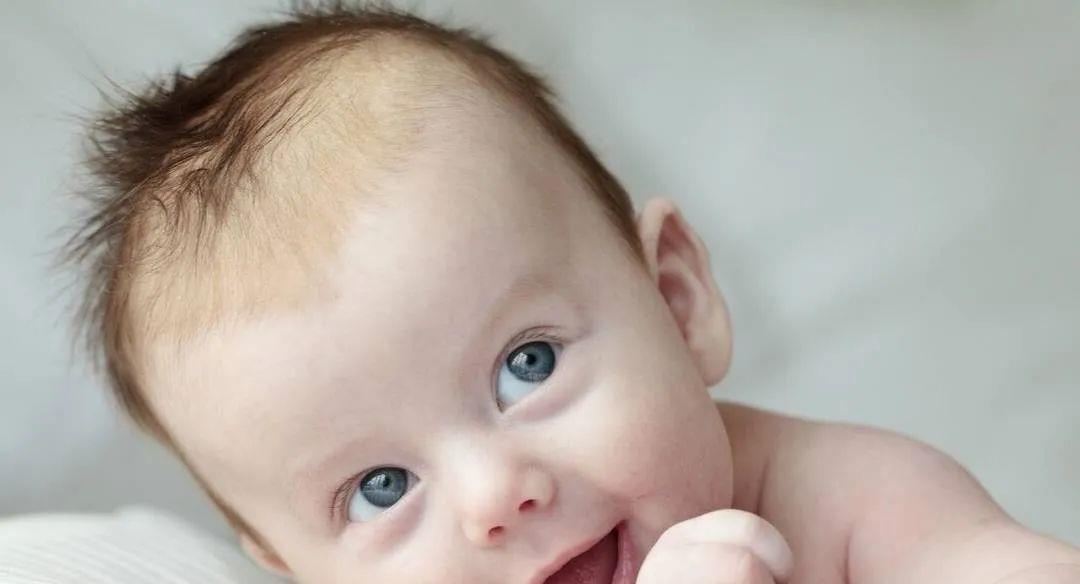 婴儿3个半月自己会翻过来趴睡,怎么把趴睡的新生儿翻过来