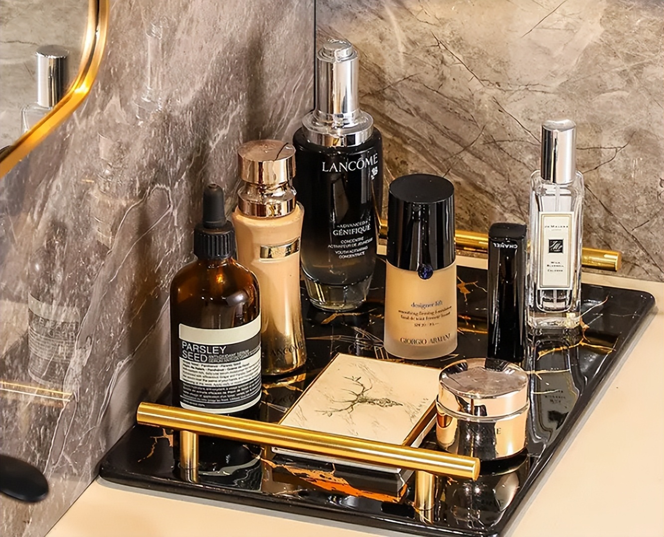 来儿子家养老,大妈想掌管小两口工资,儿子忍无可忍把她送回老家