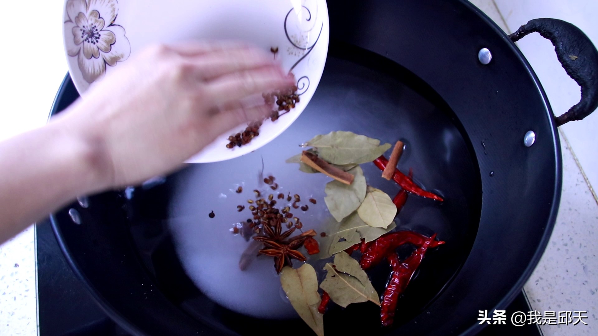 腌的咸鸡蛋已经散黄了还能吃吗,腌的咸鸡蛋水上起霉点还能吃吗