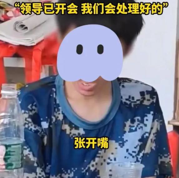 广东高校军训喝烟灰水,高校军训被泼烟灰水