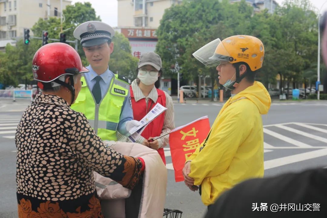 【三大专项行动】@摩托车、电动车驾驶人,出行请做到:有牌照、戴头盔、不超员、靠右行、不乱停