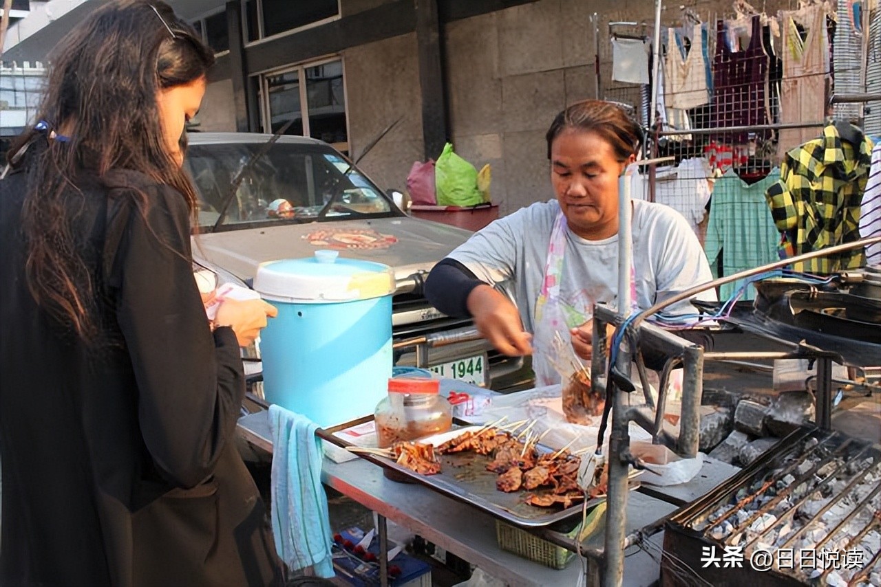 泰国街边小吃油炸蛋卷,泰国旅游必买的20种美味零食推荐