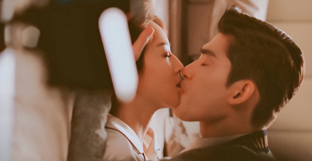 强吻、摸胸、扯裙子，这些男星到底是真投入，还是想揩油？