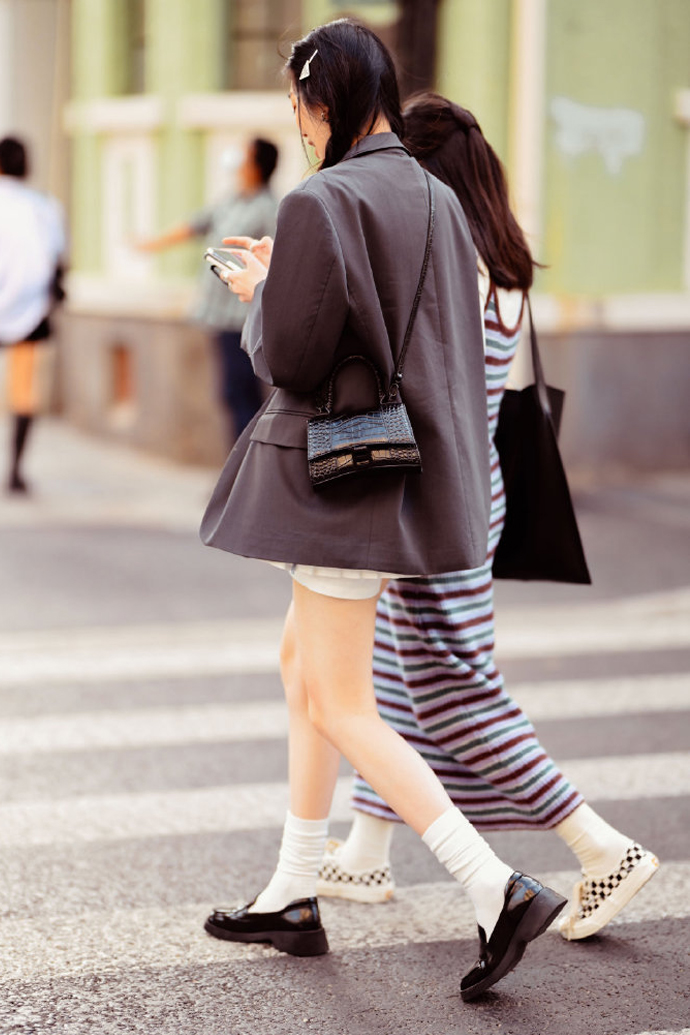 被杭州女生惊艳了,适合腿粗女生穿的中筒袜