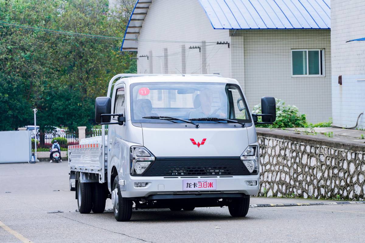 五菱龙卡厢式货车货箱内部尺寸,五菱龙卡货车3米8