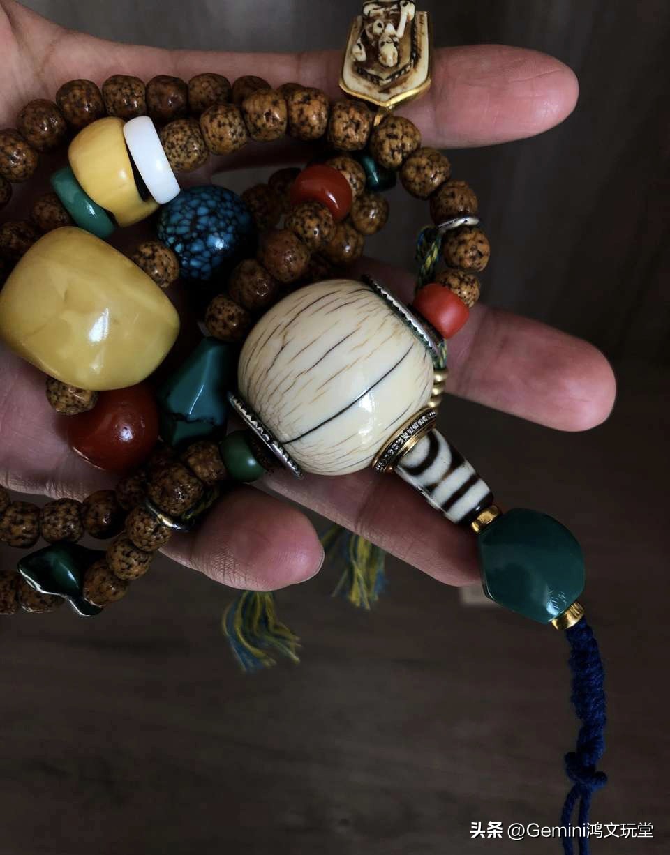 蜜蜡琥珀手串最简单的方法,如何把玩琥珀蜜蜡手串变亮呢