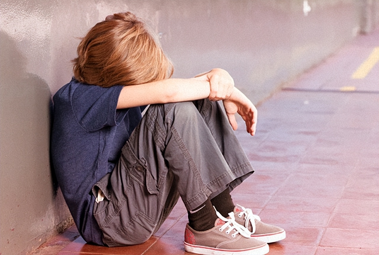 芒果肉给孩子吃,妈妈吃芒果教孩子吃芒果核