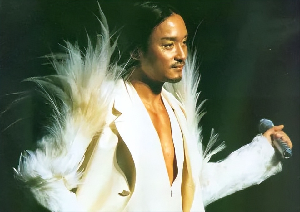 他穿深V露背装，和歌迷开黄色笑话，没被封号还引千万人点赞？