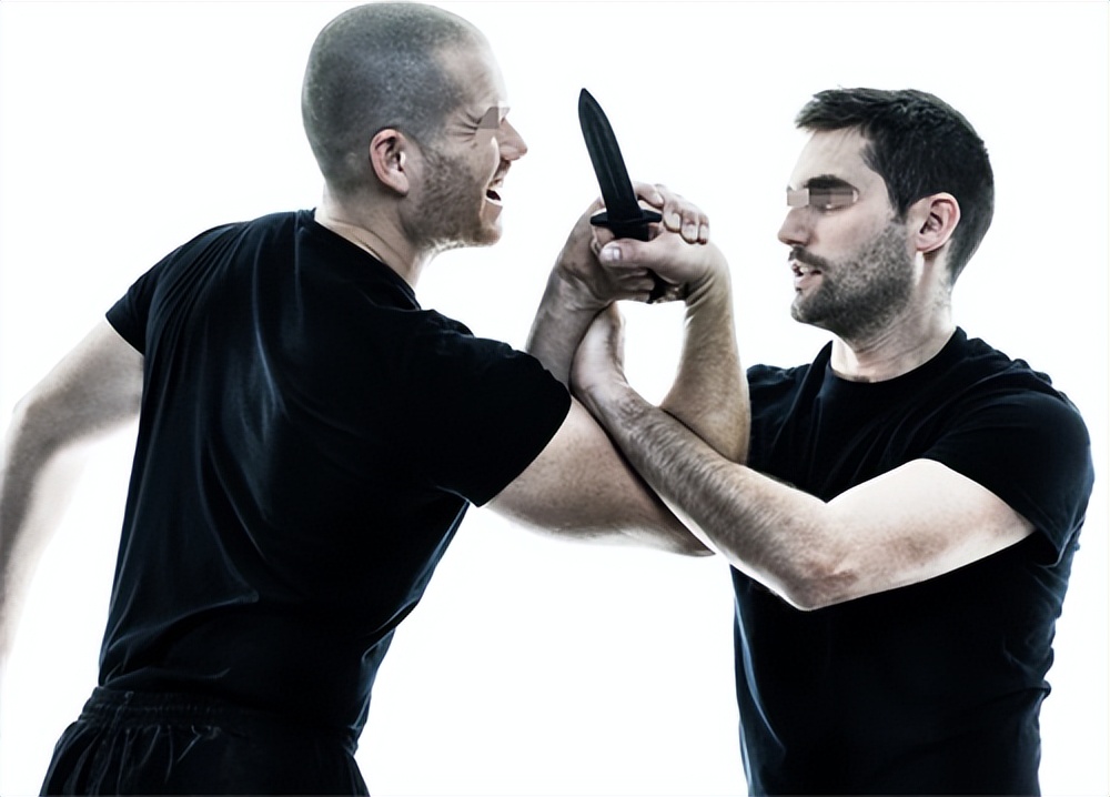 别人来我家闹事让我打了我犯法吗,别人来我家打我要判几年