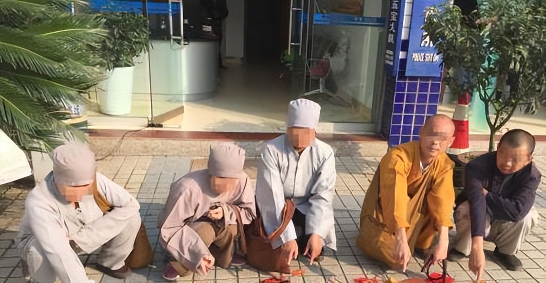 五台山佛教烧香拜佛,五台山修行僧人拜佛