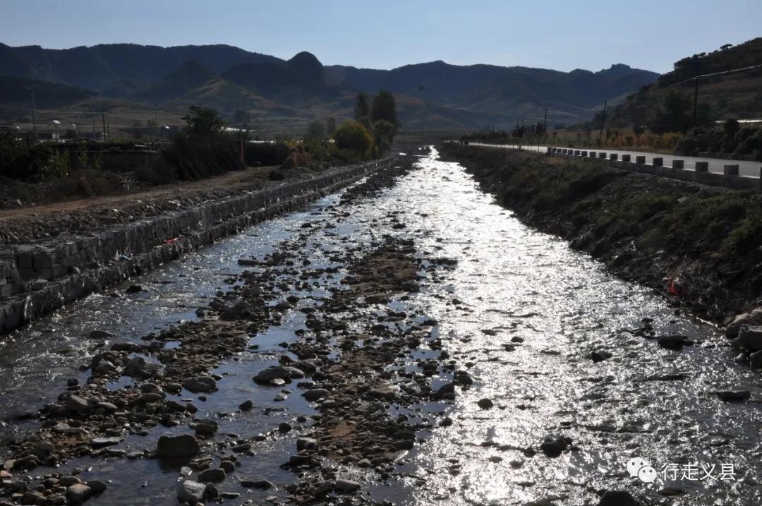 金秋十月看万山红遍层林尽染,金秋十月看红叶的诗句