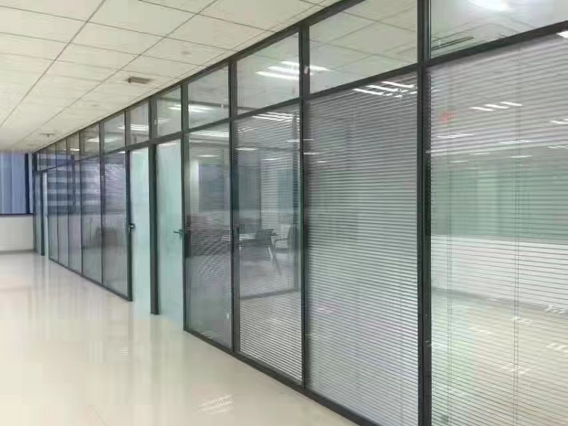 矮墙玻璃隔断效果图,单层百叶隔断墙装修设计