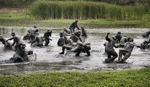 我和朋友吃饭,女服务员打翻一盆菜,我发现,女服务员状态不对