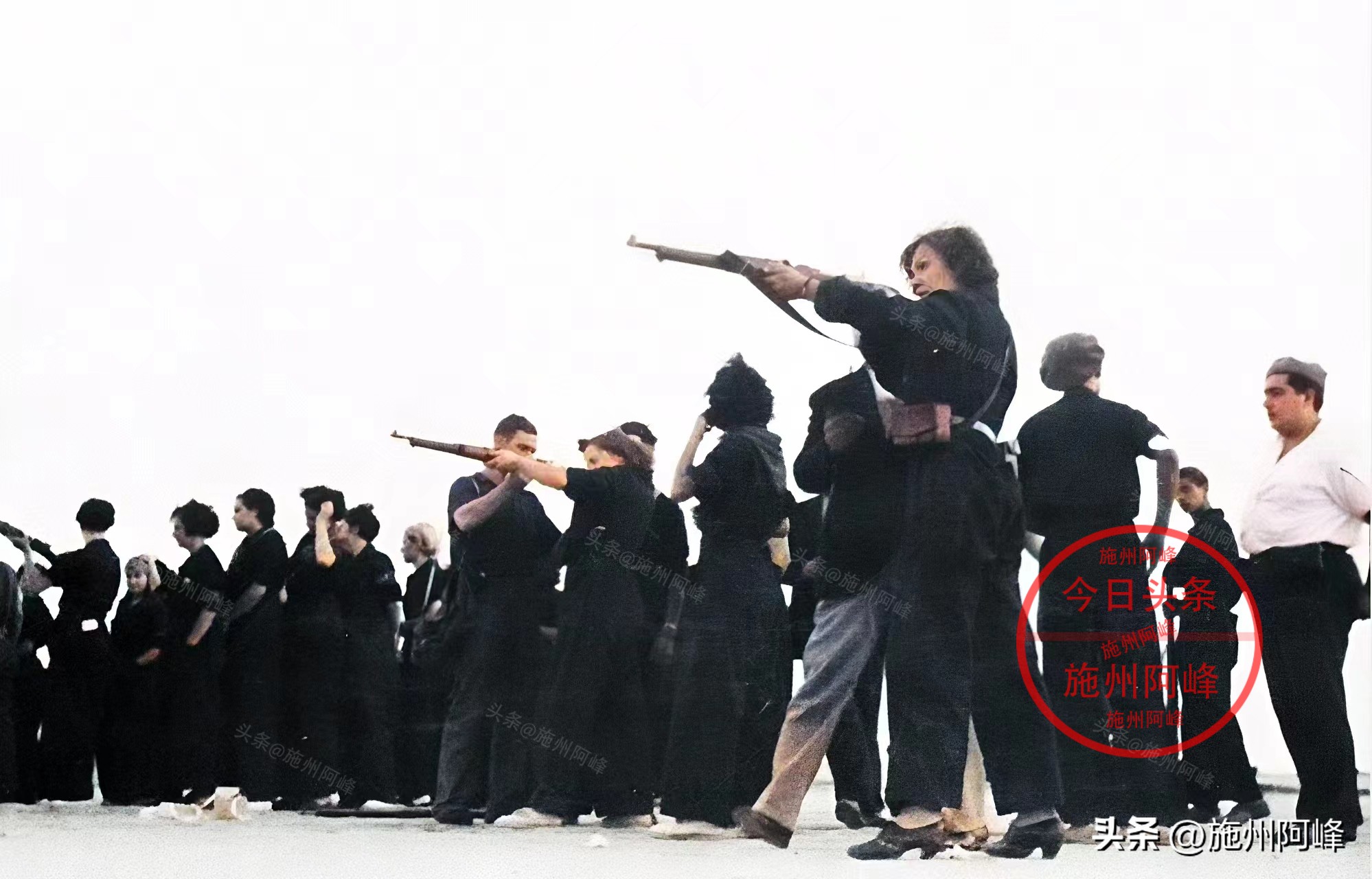 老照片：坐完牢刚出狱时的希特勒，与帝国大厦同框的兴登堡号飞艇