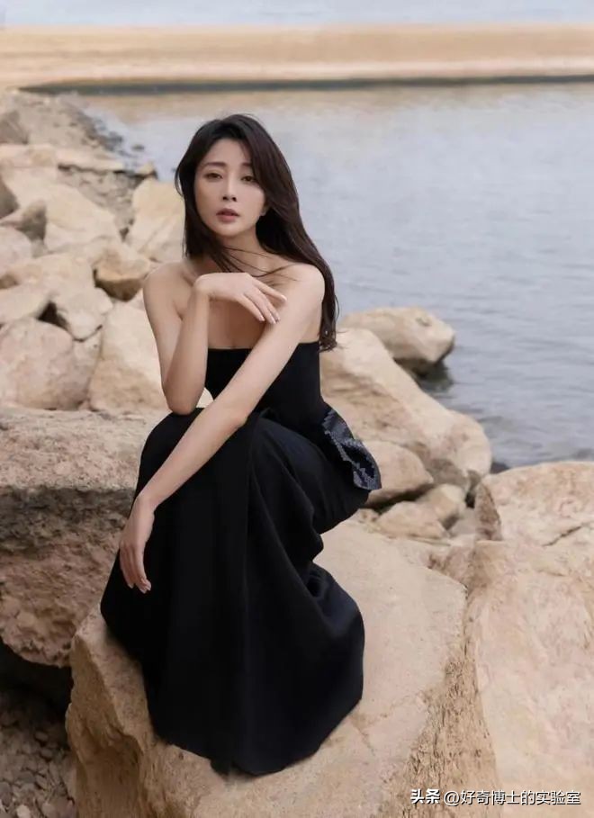 女生穿抹胸为啥不会往下掉？（男生禁入）