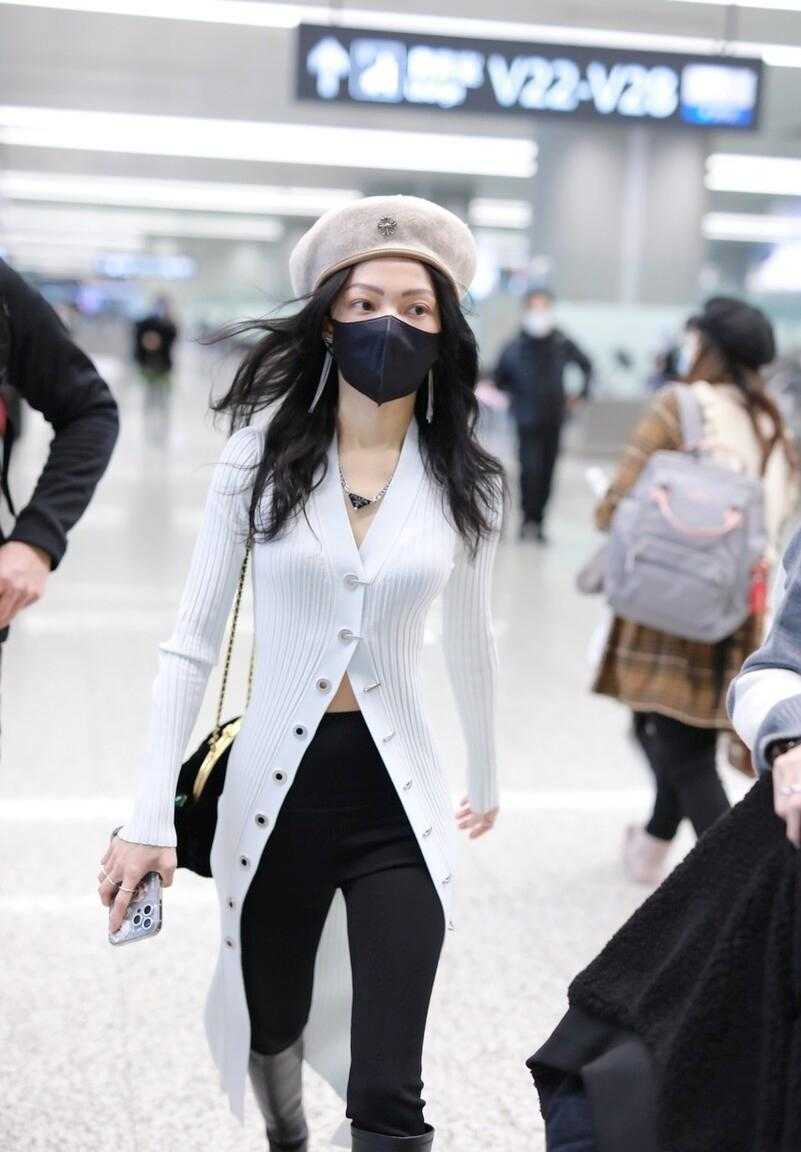 张韶涵瘦成皮包骨了,张韶涵穿绿色印花上衣小秀蛮腰