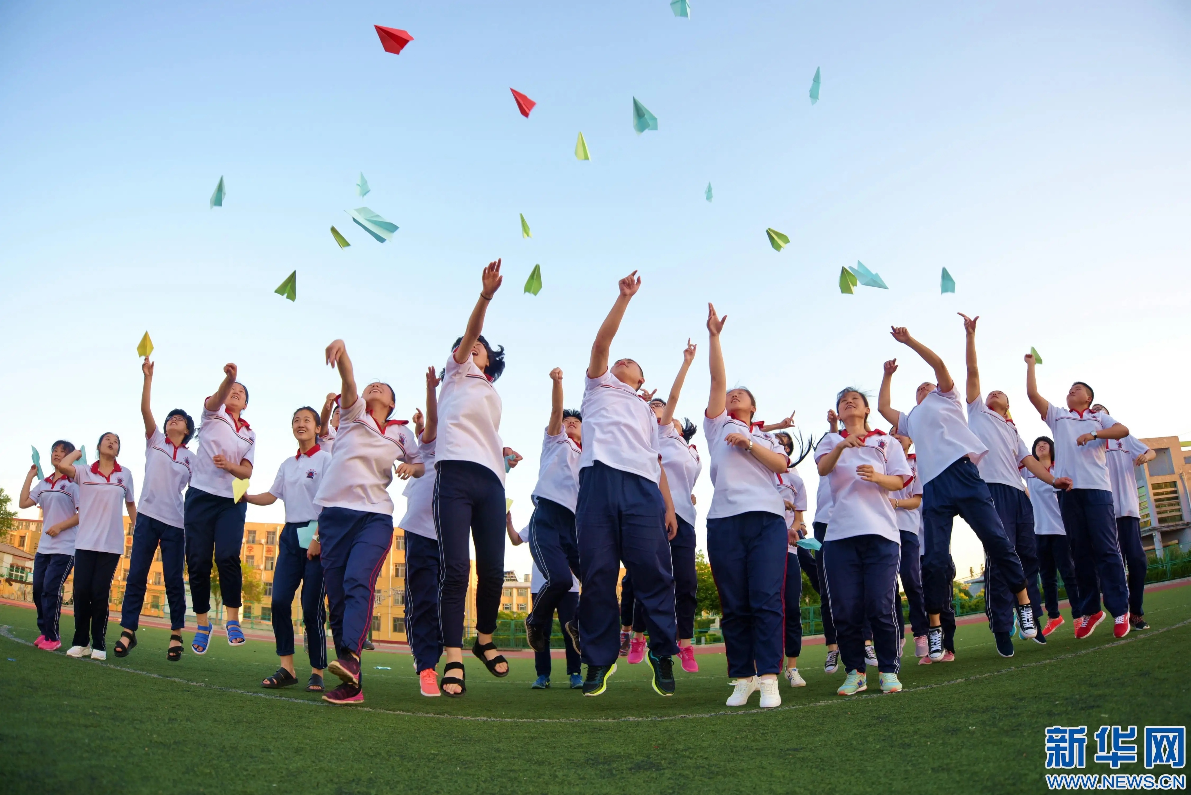 不论是上北京大学、中等技校，还是当售货员，我们都有光明的前途