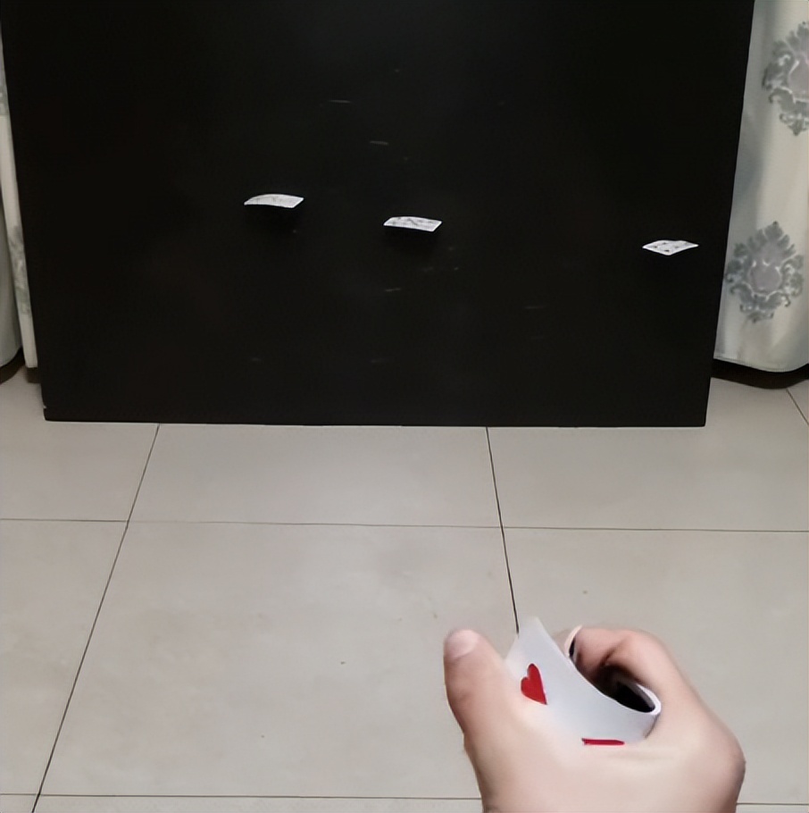 扑克牌真的能插进木板里吗,小孩扑克牌打穿木板