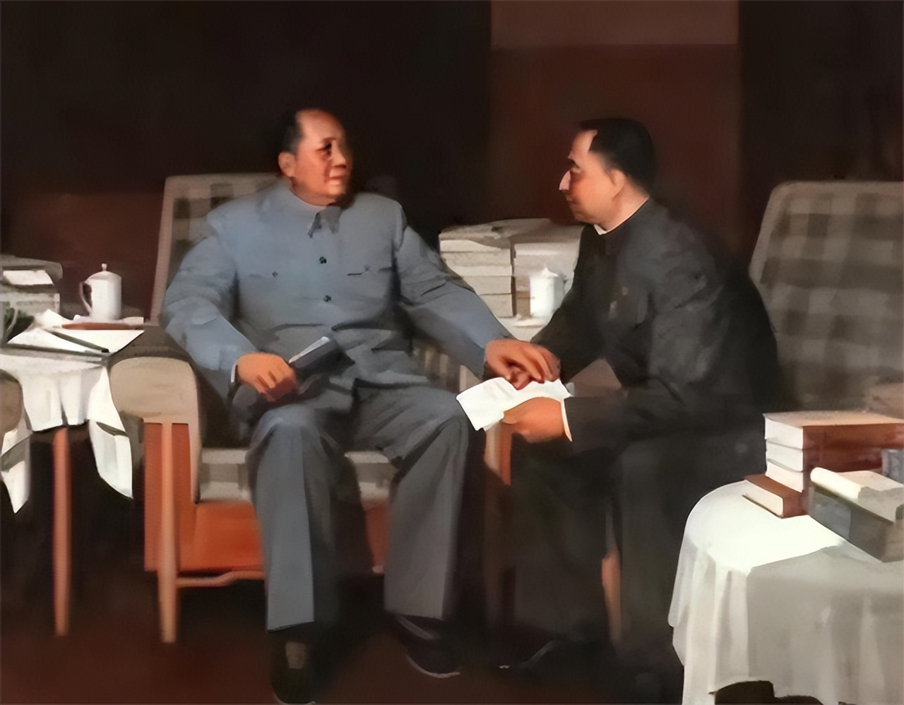 76年毛主席病逝，*国锋华**紧急召开会议：有三个问题需要尽快解决