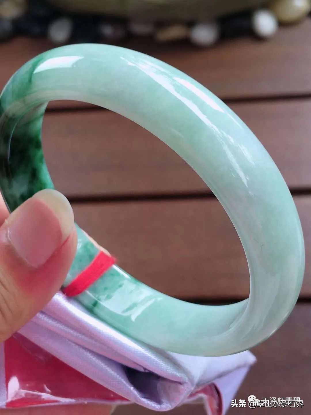 黑乌鸡翡翠手镯等级,翡翠手镯的种水八个等级及价格