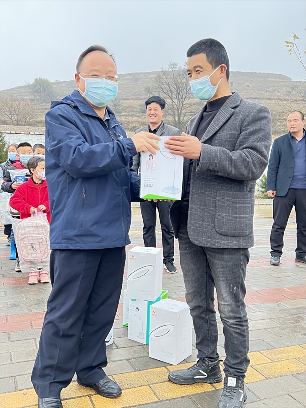 “乡村振兴你我同行”——张家川县文体广电和旅游局向帮扶村学校捐赠学习体育用品