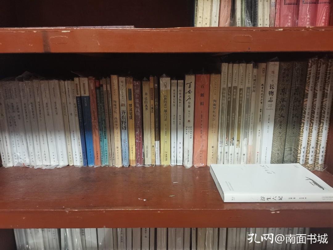 隔段时间调整一下书架，让书也“活动”一下，对保存书籍也有好处