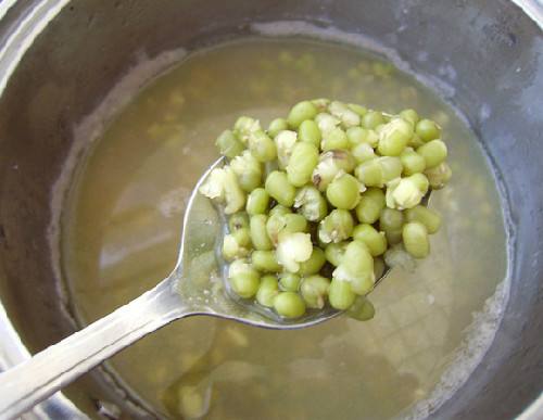 绿豆汤的绿豆怎么煮不开花,绿豆汤不变色的三大诀窍