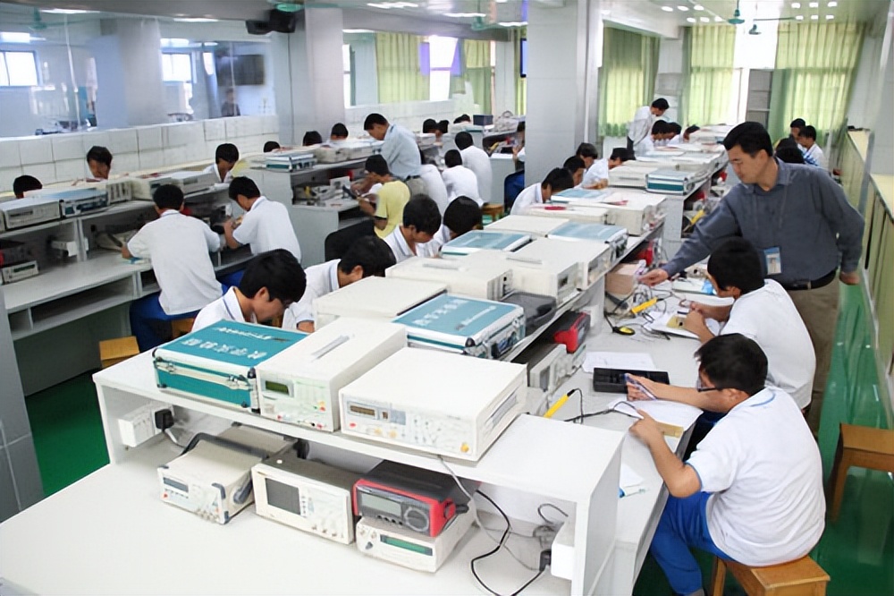 中国高级技工缺2200多万，本科生毕业没工作，技校招生却无人问津