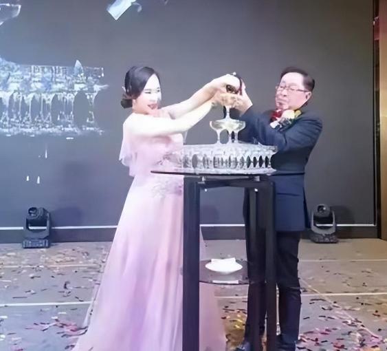 57岁富婆嫁给老公后生三胞胎,57岁富婆嫁小19岁老公生下三胞胎