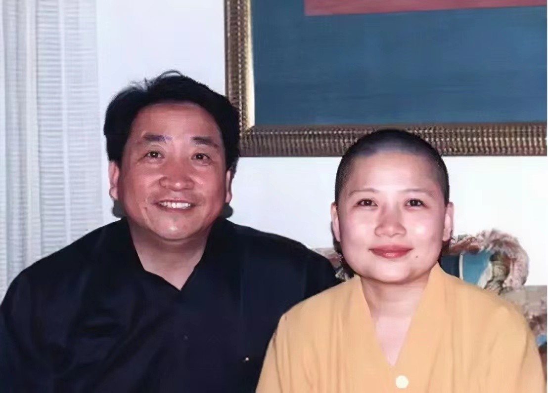 李娜出家后生活现状,李娜出家25年老母亲陪她住寺庙
