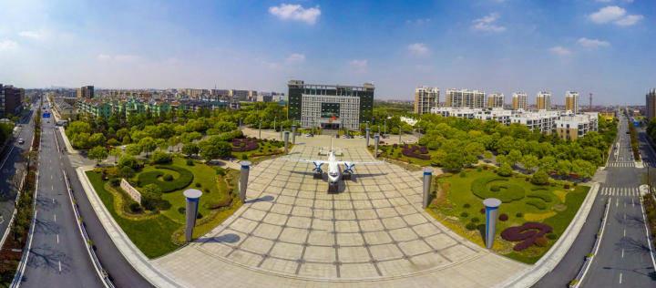 “枫色如织，善美靖江”