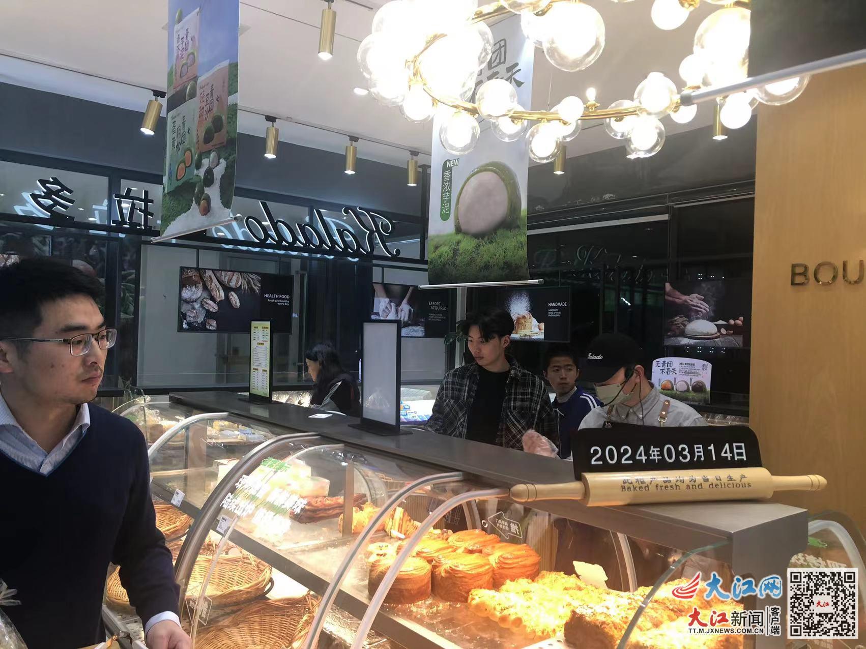 临期的面包应该提前几小时下架,临期食品大清仓老式面包