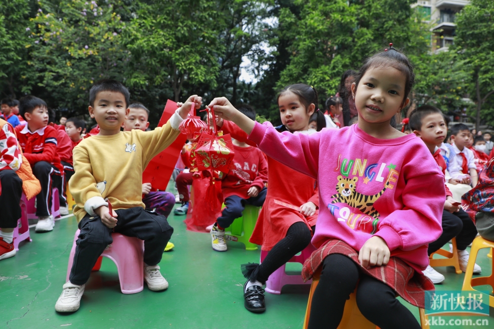 喜气洋洋迎开学！荔湾区这所小学向学生派发“福气签”