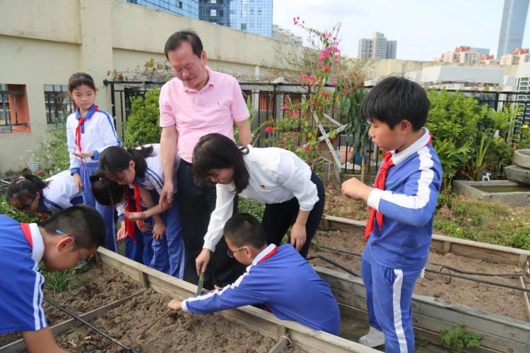 春暖花开，“植”得期待！南油小学“优优农场”春播啦！